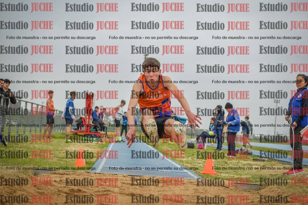 Fotos del salto en largo de varones - U18
