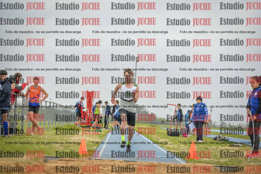 Fotos del salto en largo de varones - U18