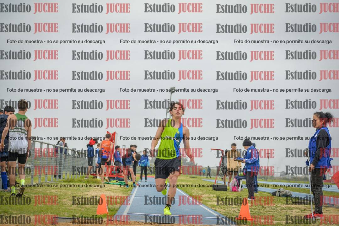 Fotos del salto en largo de varones - U18