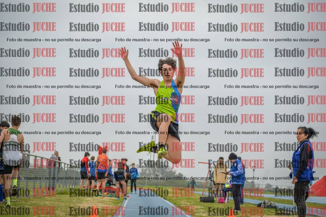 Fotos del salto en largo de varones - U18