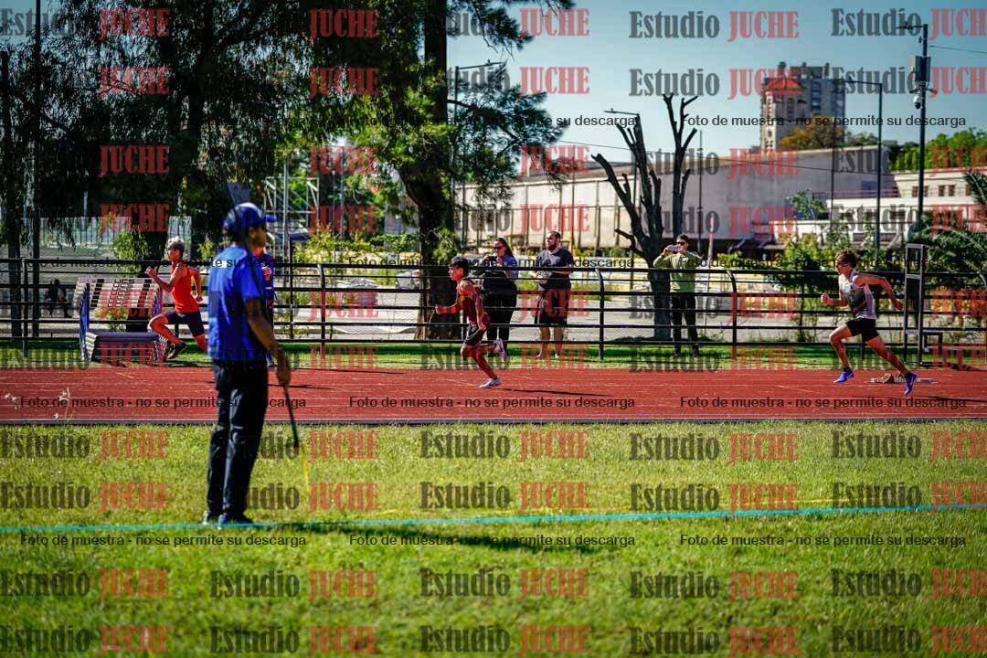Fotos de los 295 m con vallas de varones