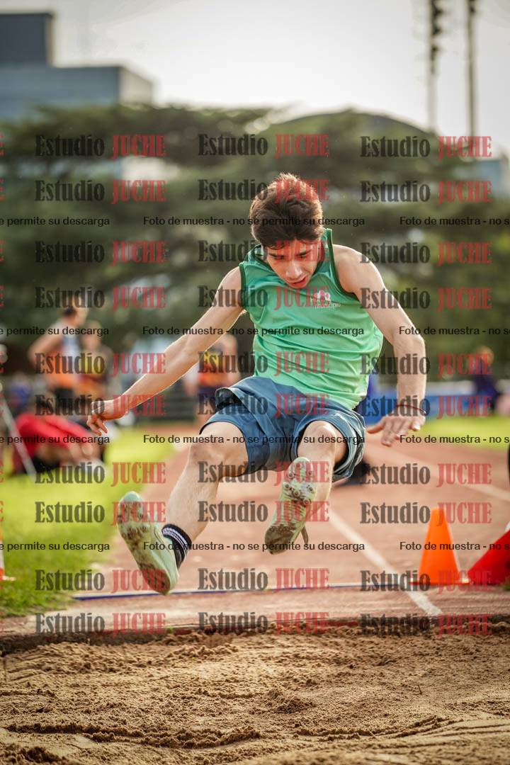Fotos del salto en largo de varones