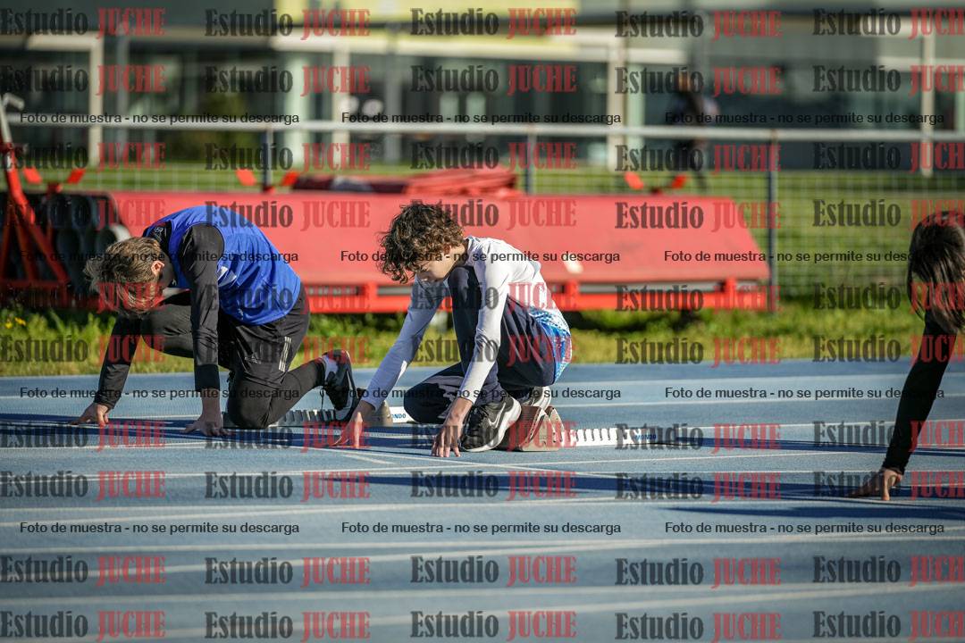 Fotos de los 100 m con vallas de varones - U14 (incluye hexatlón)