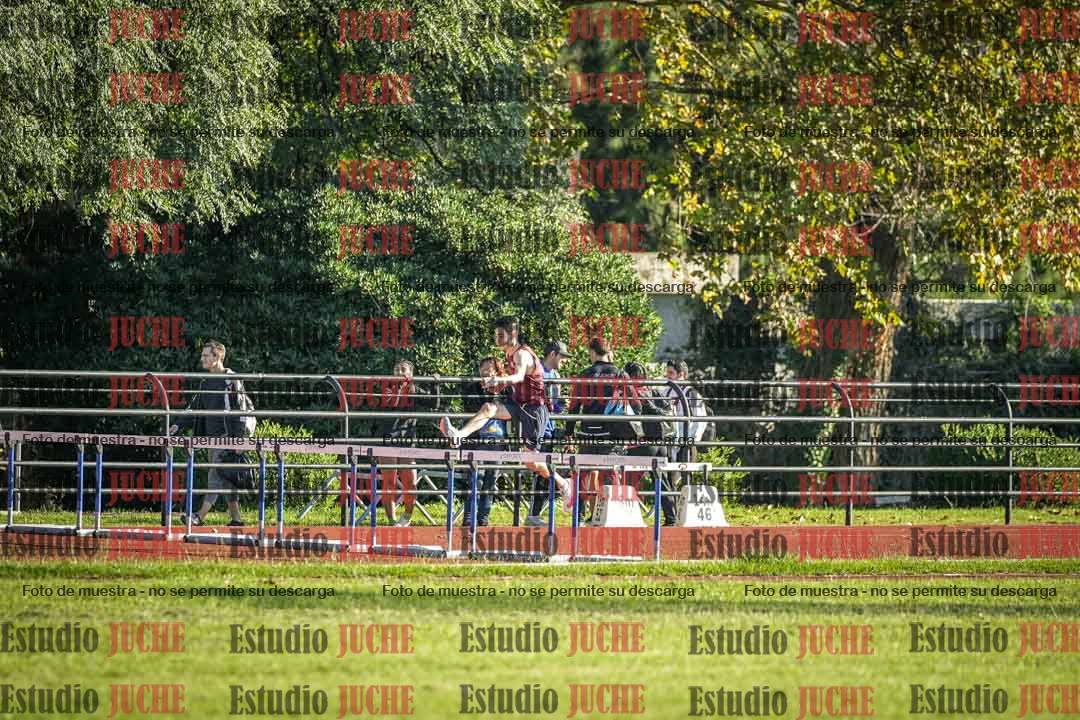 Fotos de los 295 m con vallas de varones