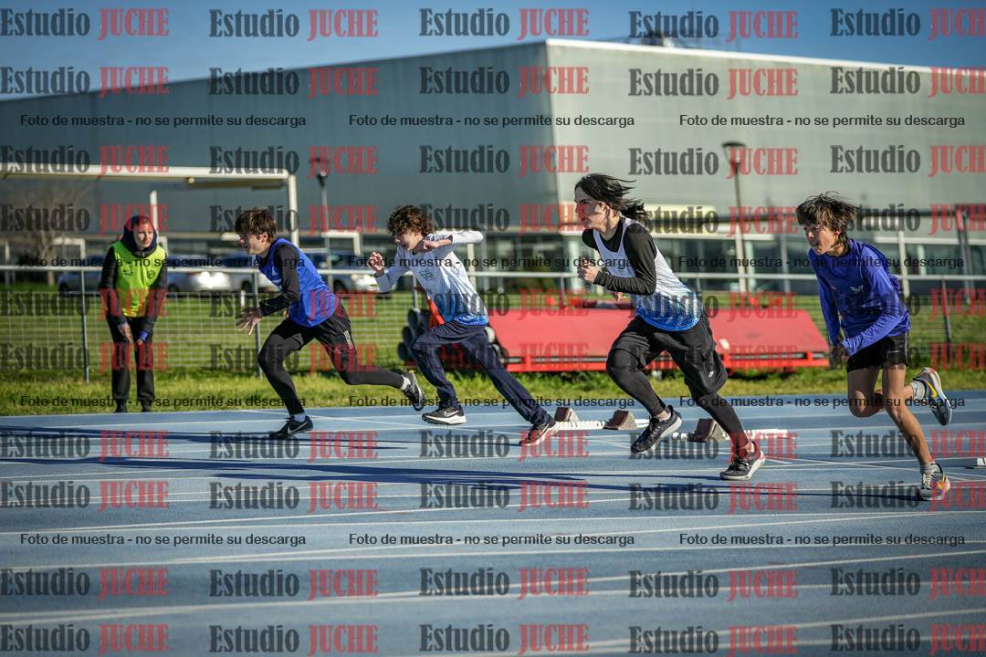 Fotos de los 100 m con vallas de varones - U14 (incluye hexatlón)