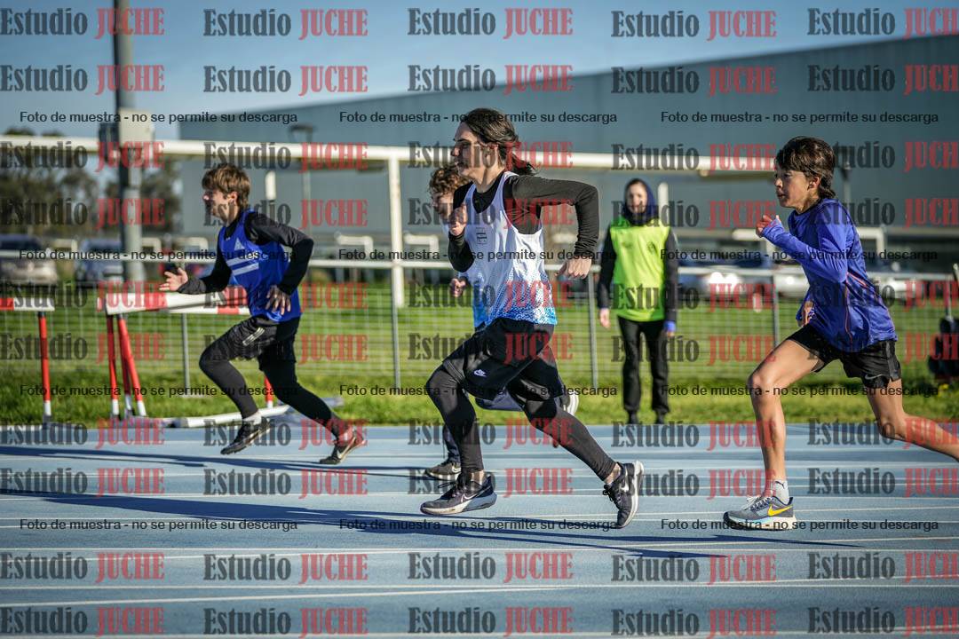 Fotos de los 100 m con vallas de varones - U14 (incluye hexatlón)
