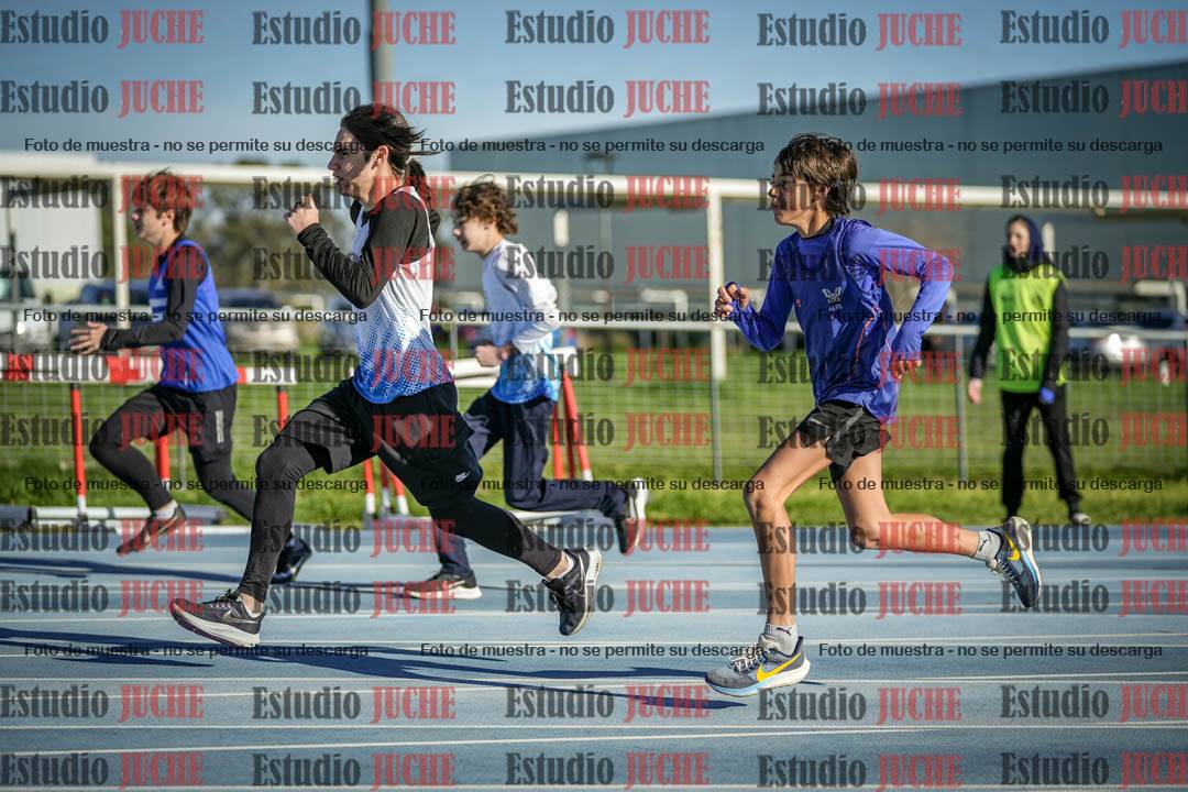 Fotos de los 100 m con vallas de varones - U14 (incluye hexatlón)