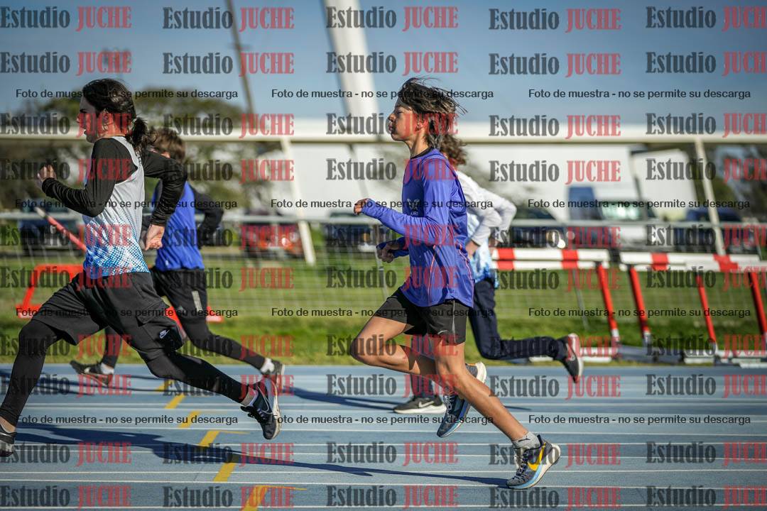Fotos de los 100 m con vallas de varones - U14 (incluye hexatlón)