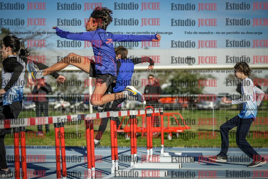 Fotos de los 100 m con vallas de varones - U14 (incluye hexatlón)