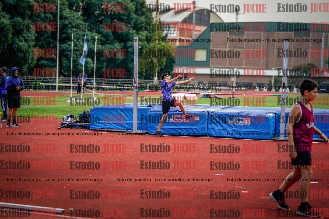 Fotos del salto en alto de mujeres y varones