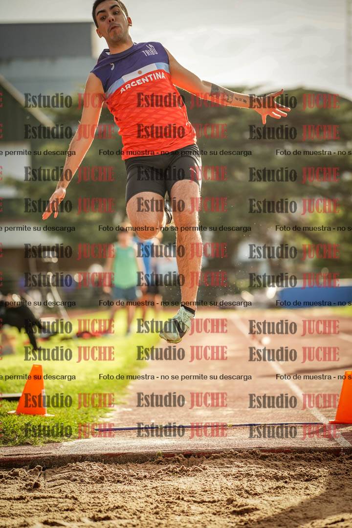 Fotos del salto en largo de varones