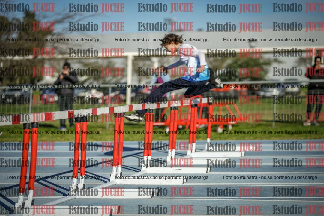 Fotos de los 100 m con vallas de varones - U14 (incluye hexatlón)