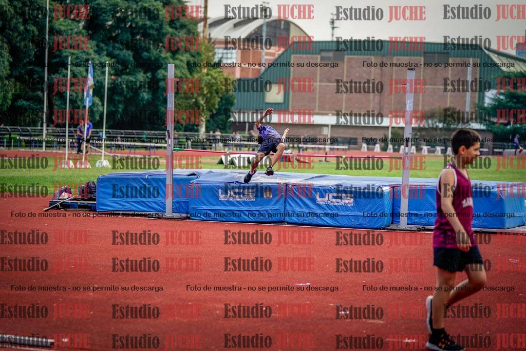 Fotos del salto en alto de mujeres y varones