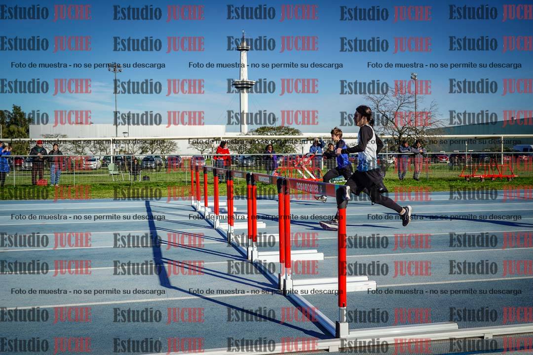 Fotos de los 100 m con vallas de varones - U14 (incluye hexatlón)