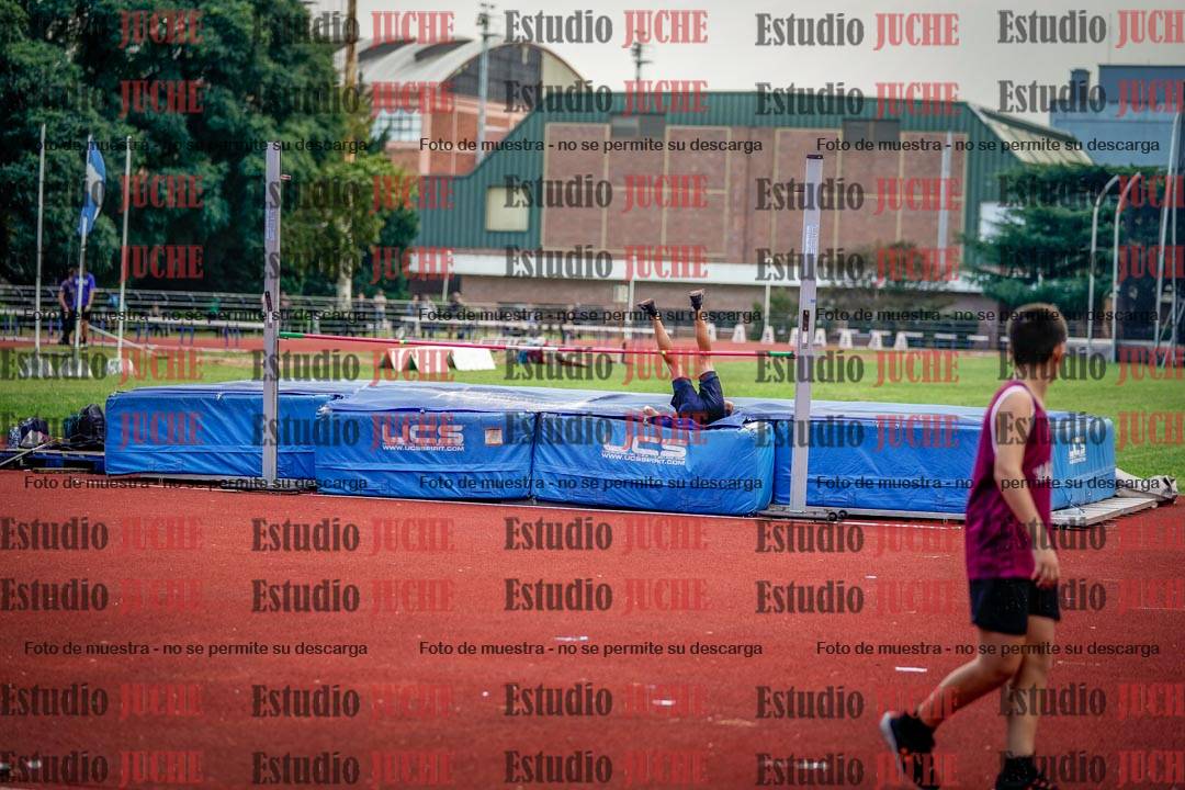 Fotos del salto en alto de mujeres y varones
