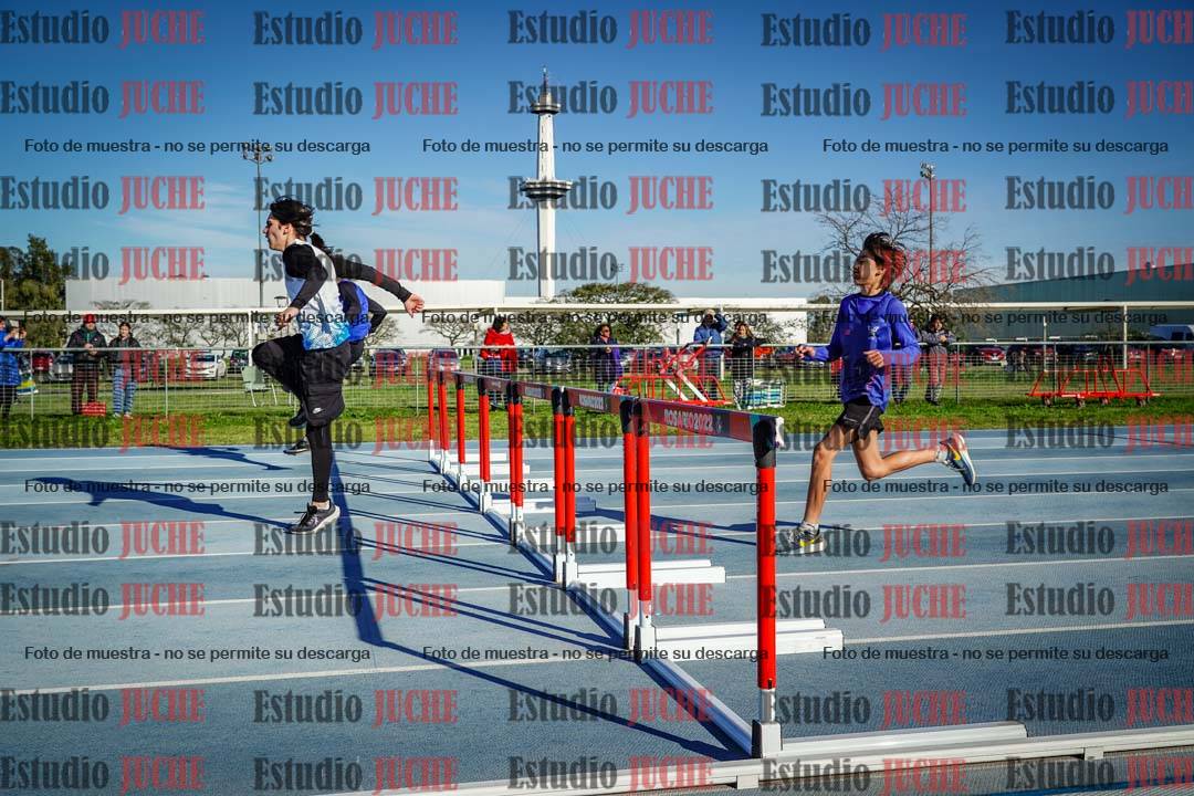 Fotos de los 100 m con vallas de varones - U14 (incluye hexatlón)