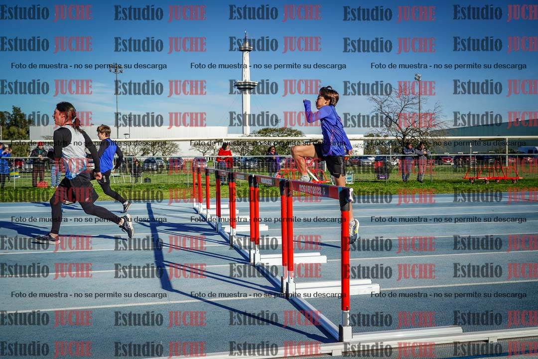 Fotos de los 100 m con vallas de varones - U14 (incluye hexatlón)