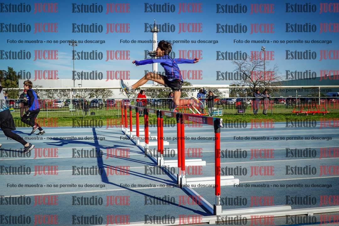 Fotos de los 100 m con vallas de varones - U14 (incluye hexatlón)