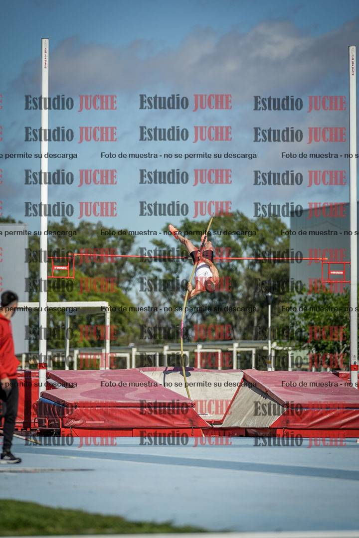 Fotos del salto con garrocha de mujeres y varones - todas las alturas
