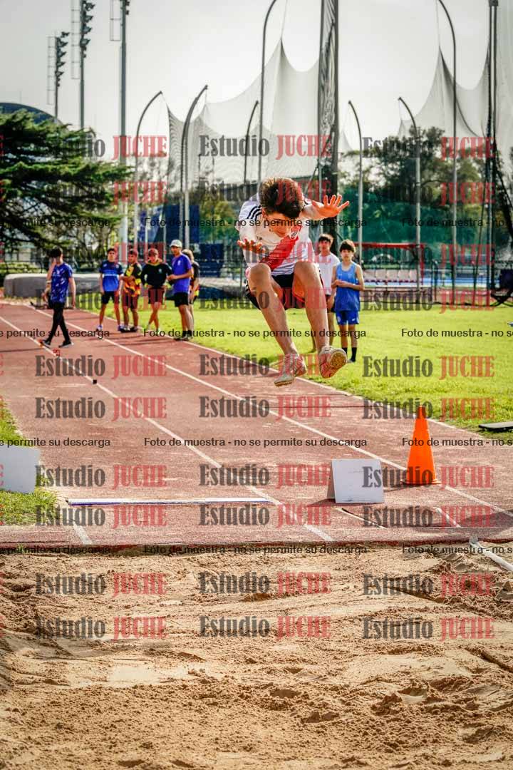Fotos del salto en largo de varones