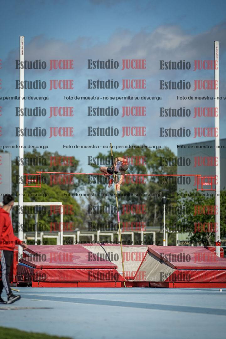 Fotos del salto con garrocha de mujeres y varones - todas las alturas