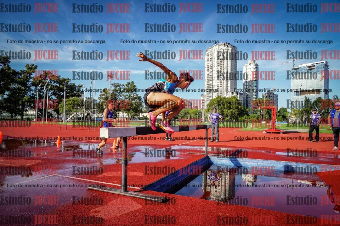 Fotos de los 3000 m con obstáculos de varones