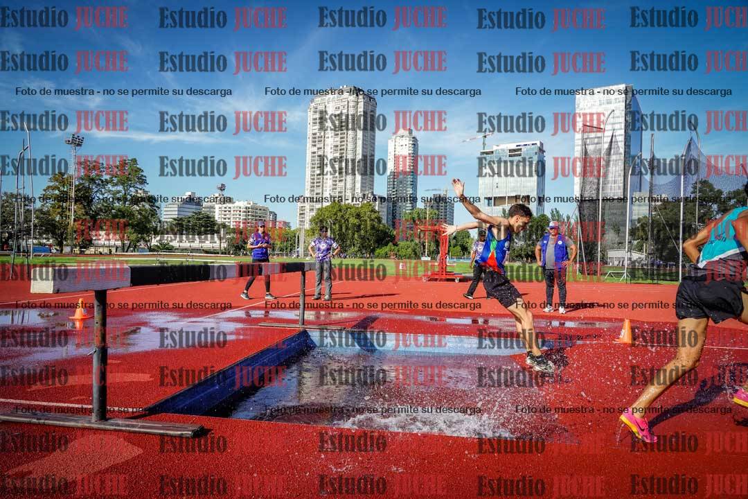 Fotos de los 3000 m con obstáculos de varones