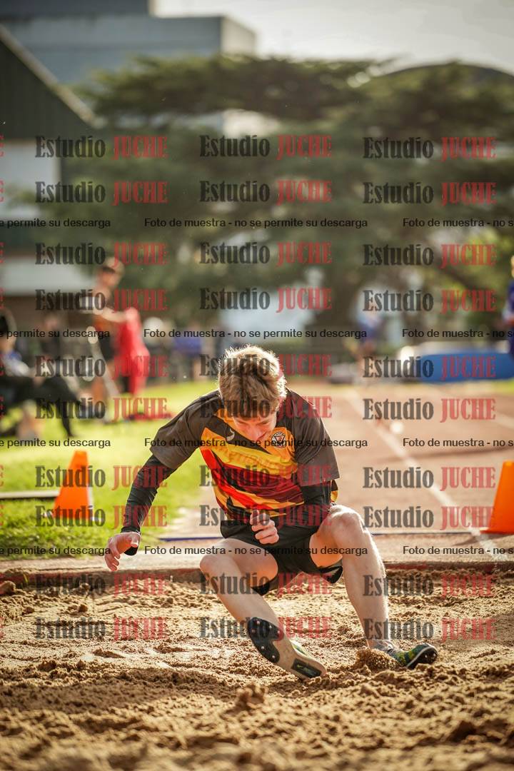 Fotos del salto en largo de varones