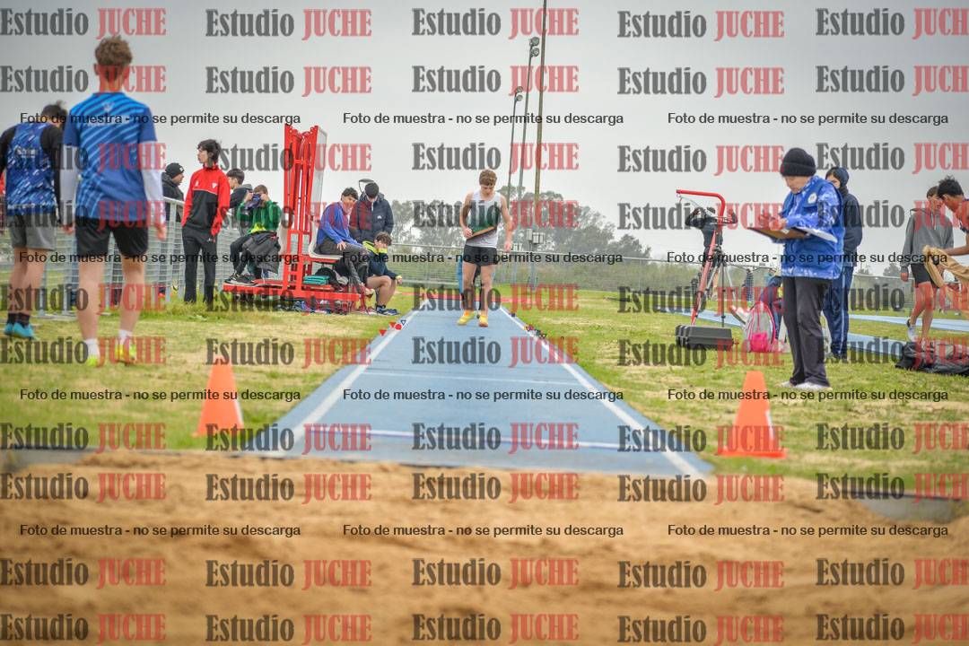 Fotos del salto en largo de varones - U18