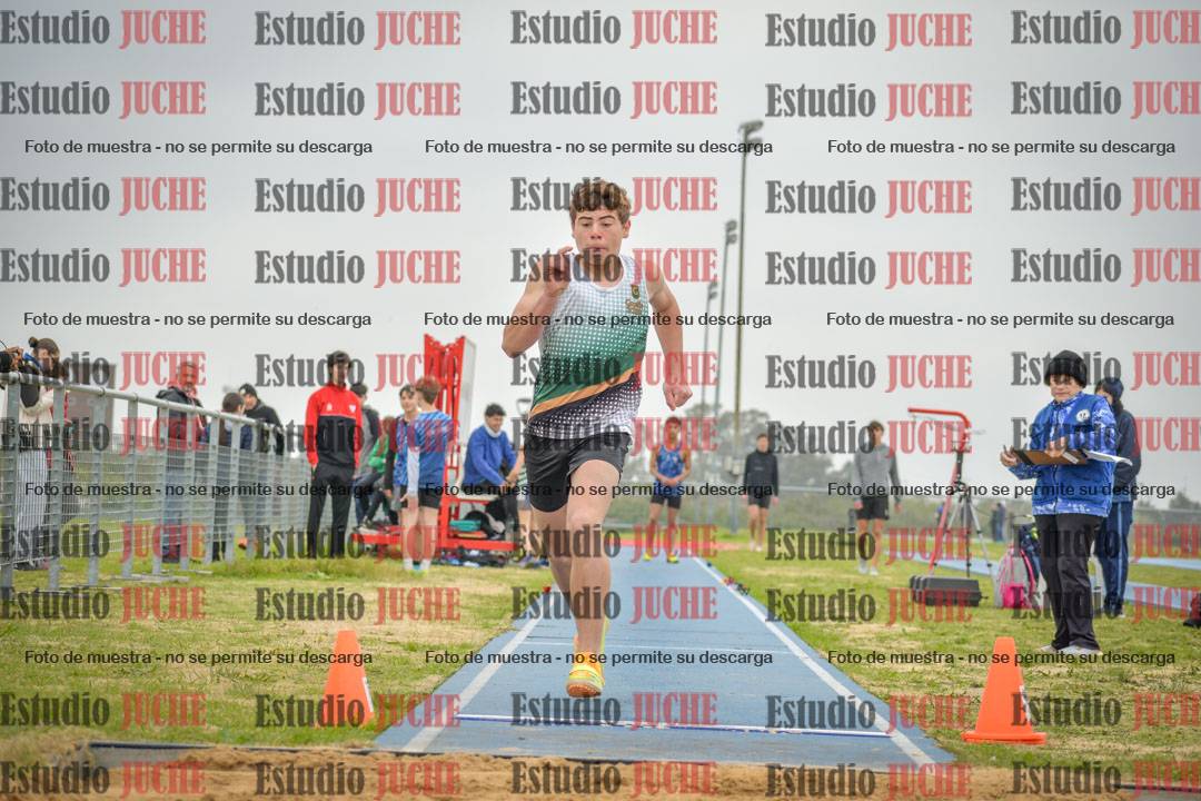 Fotos del salto en largo de varones - U18