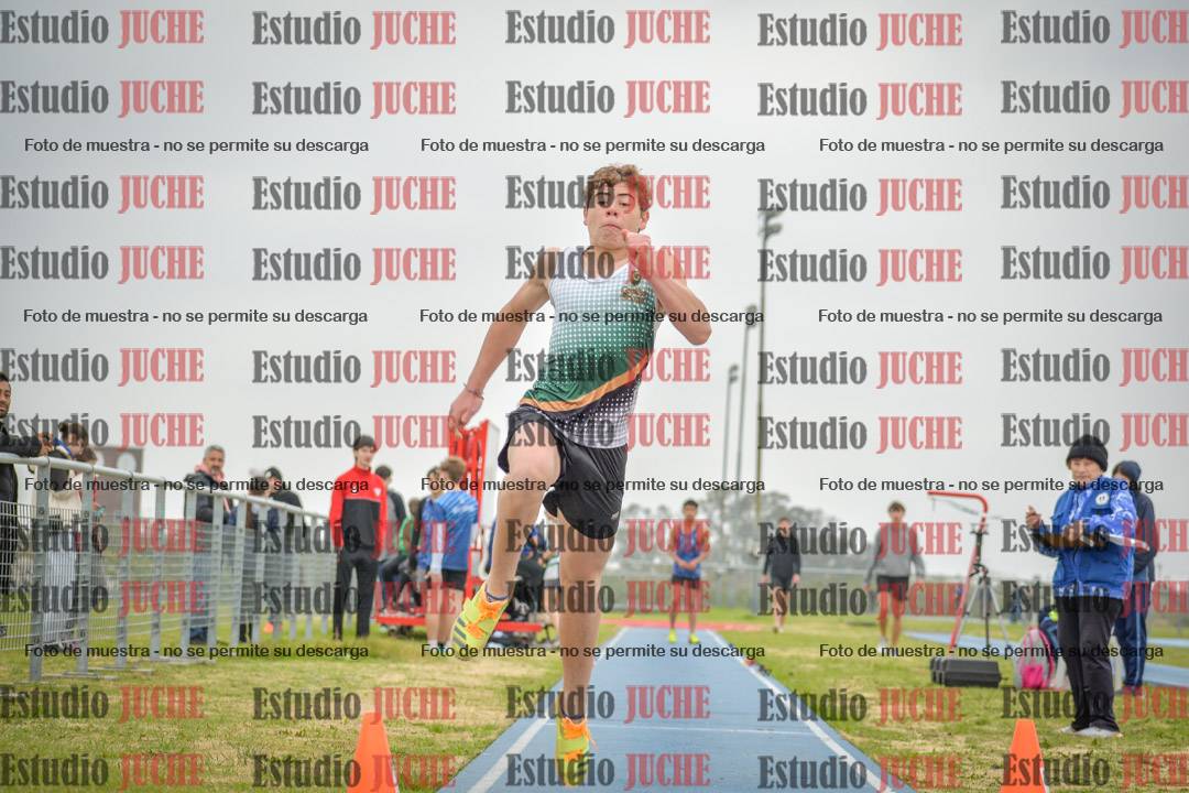 Fotos del salto en largo de varones - U18