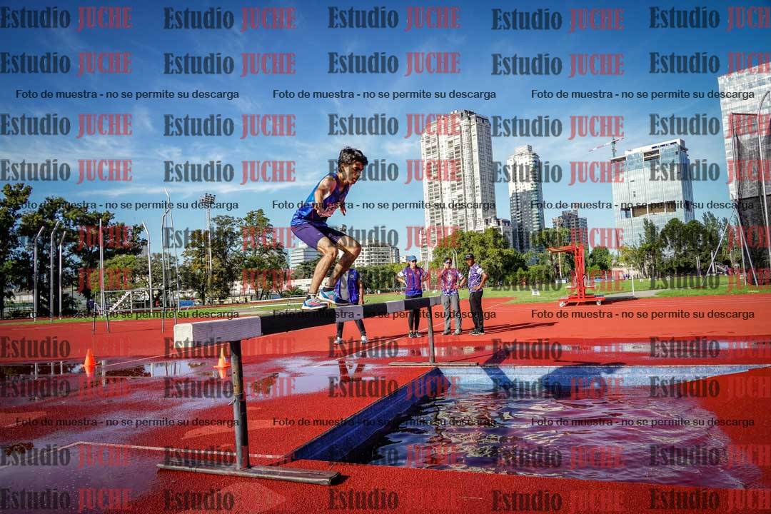 Fotos de los 3000 m con obstáculos de varones