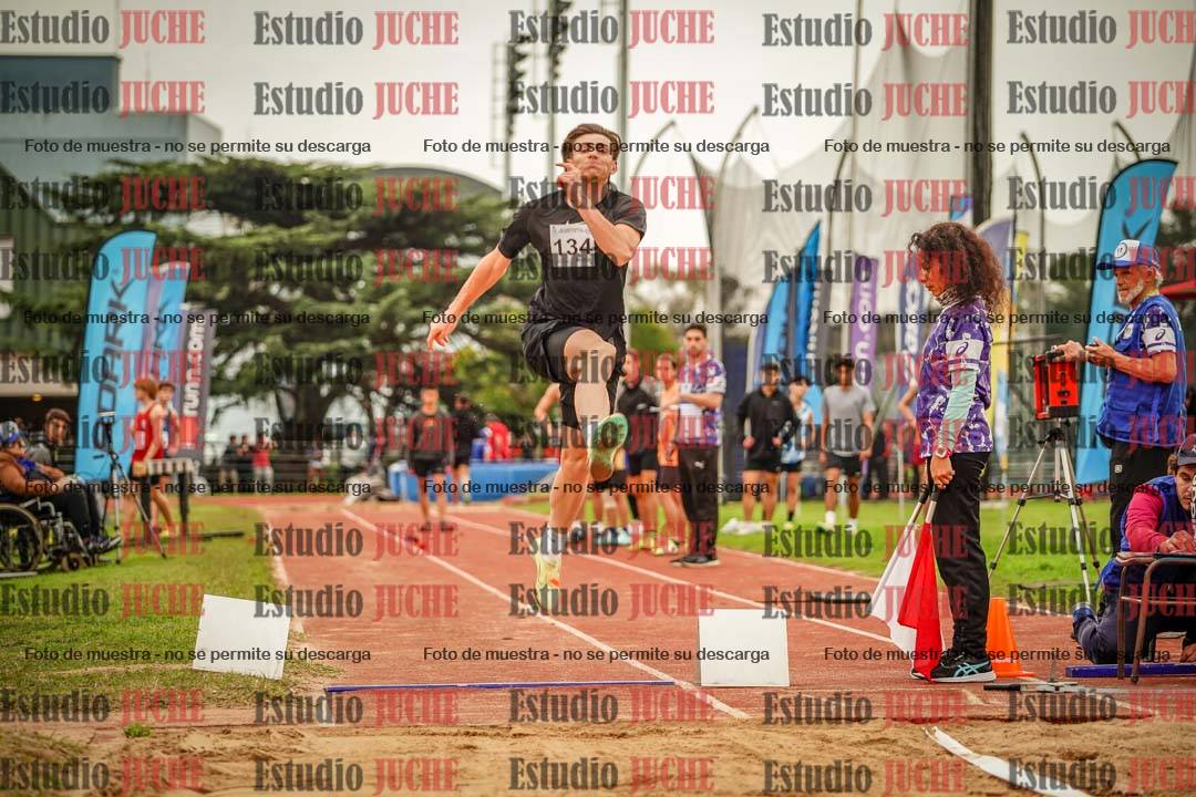 Fotos del salto en largo de varones