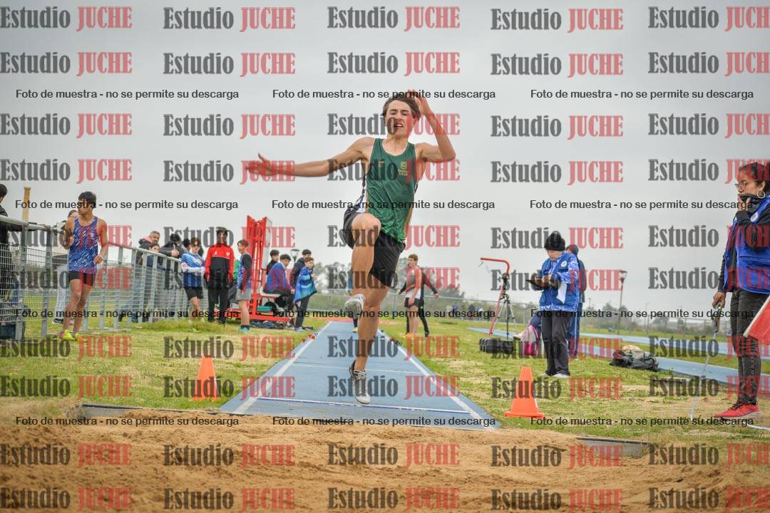Fotos del salto en largo de varones - U18