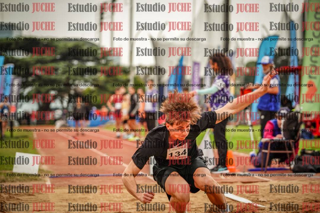 Fotos del salto en largo de varones