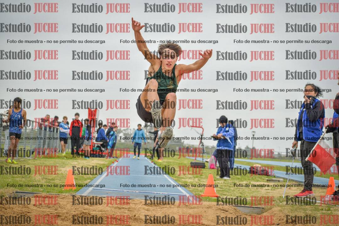 Fotos del salto en largo de varones - U18