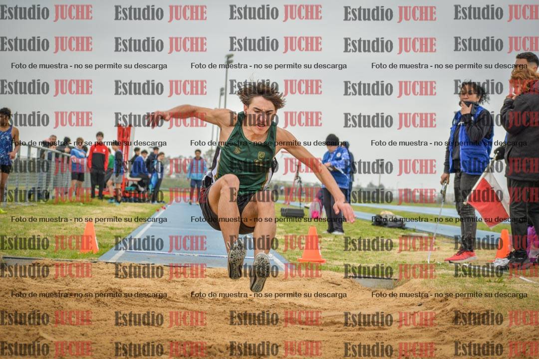 Fotos del salto en largo de varones - U18