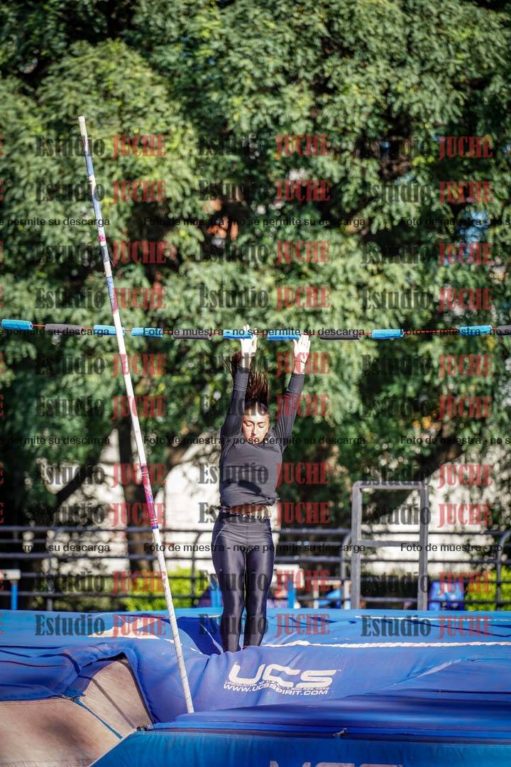 Fotos del salto con garrocha de mujeres y varones