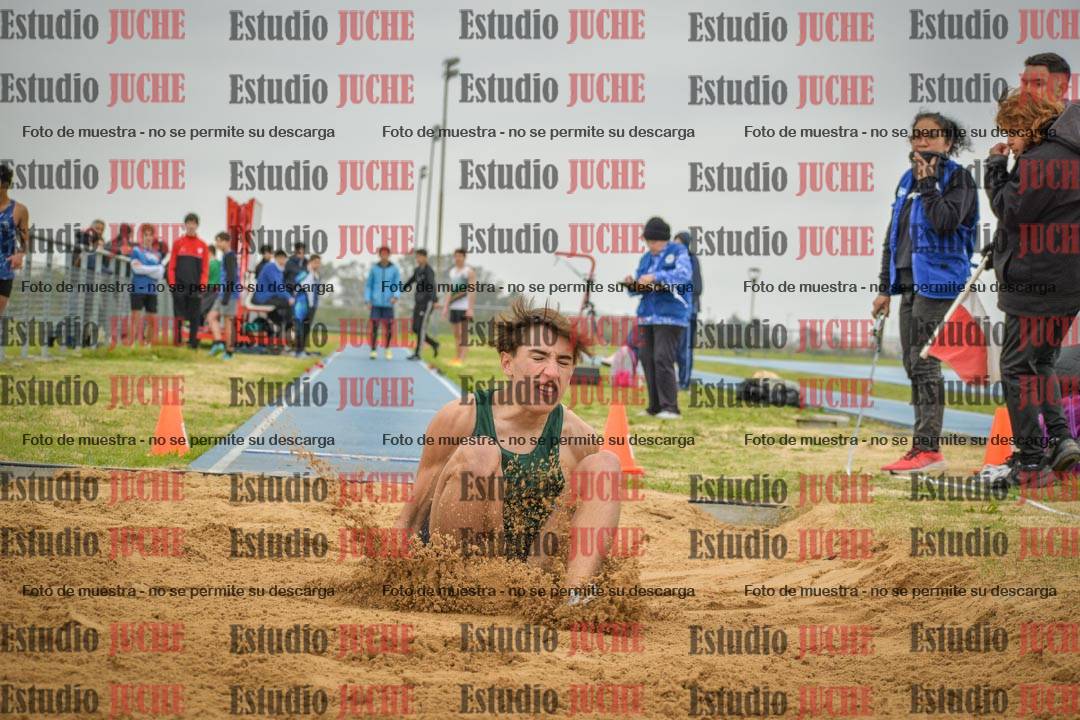 Fotos del salto en largo de varones - U18