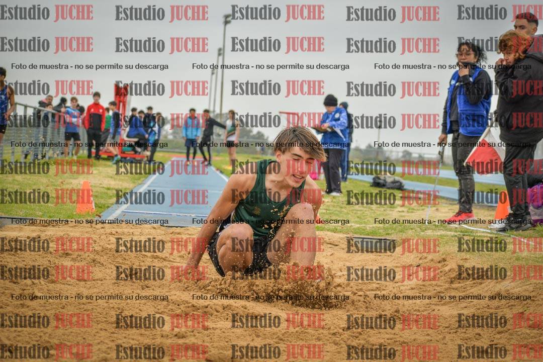 Fotos del salto en largo de varones - U18