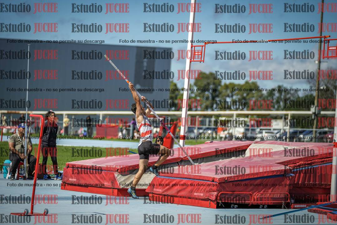 Fotos del salto con garrocha de mujeres y varones - todas las alturas
