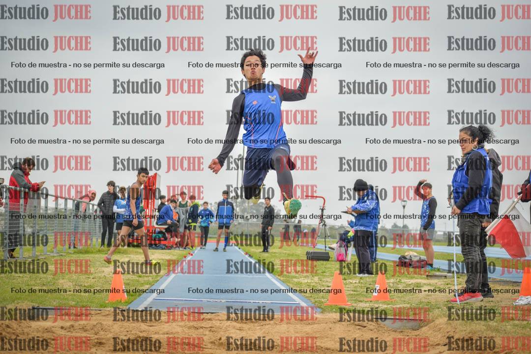 Fotos del salto en largo de varones - U18