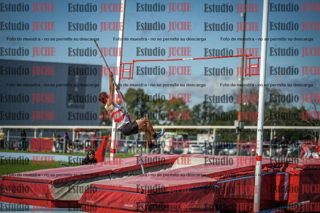 Fotos del salto con garrocha de mujeres y varones - todas las alturas