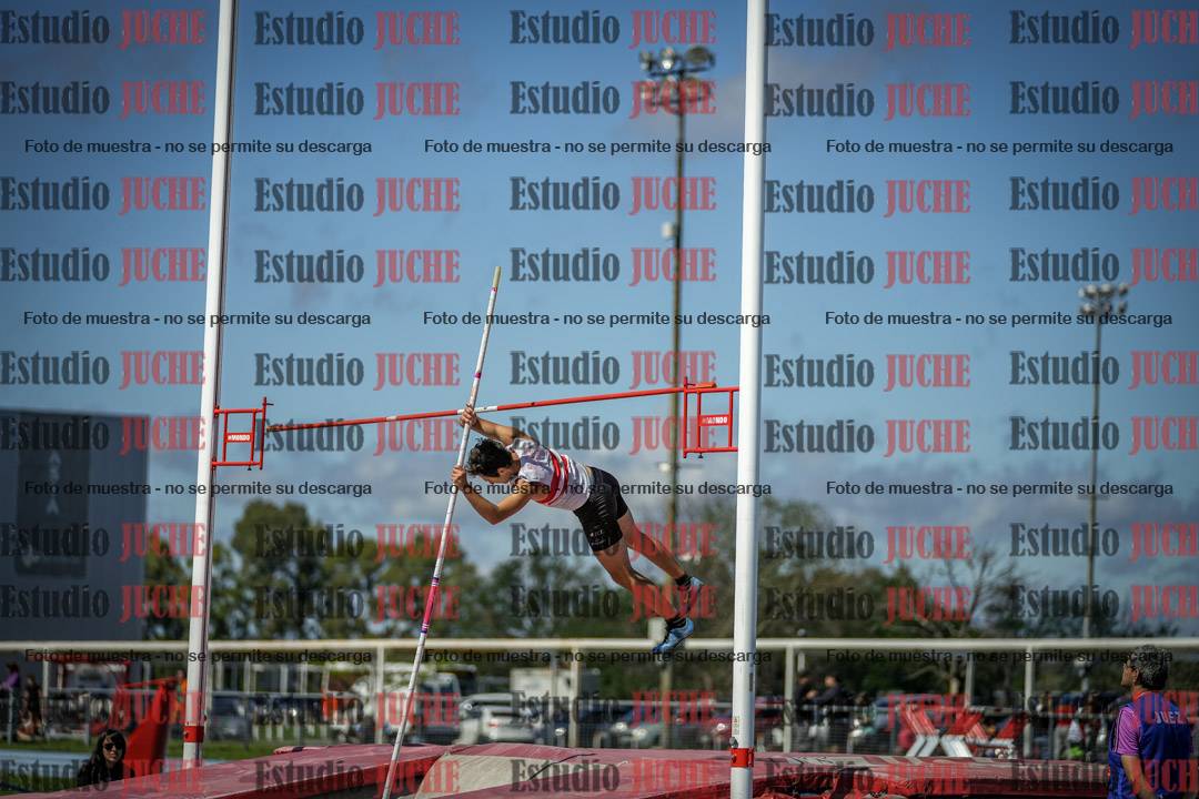 Fotos del salto con garrocha de mujeres y varones - todas las alturas