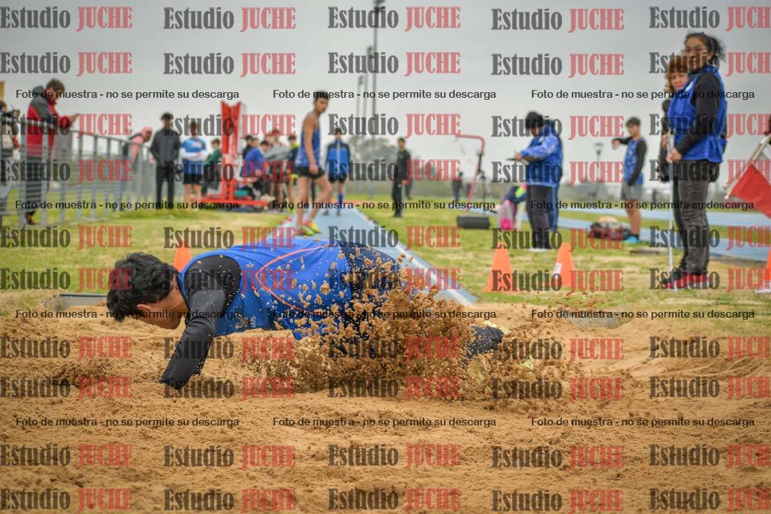 Fotos del salto en largo de varones - U18