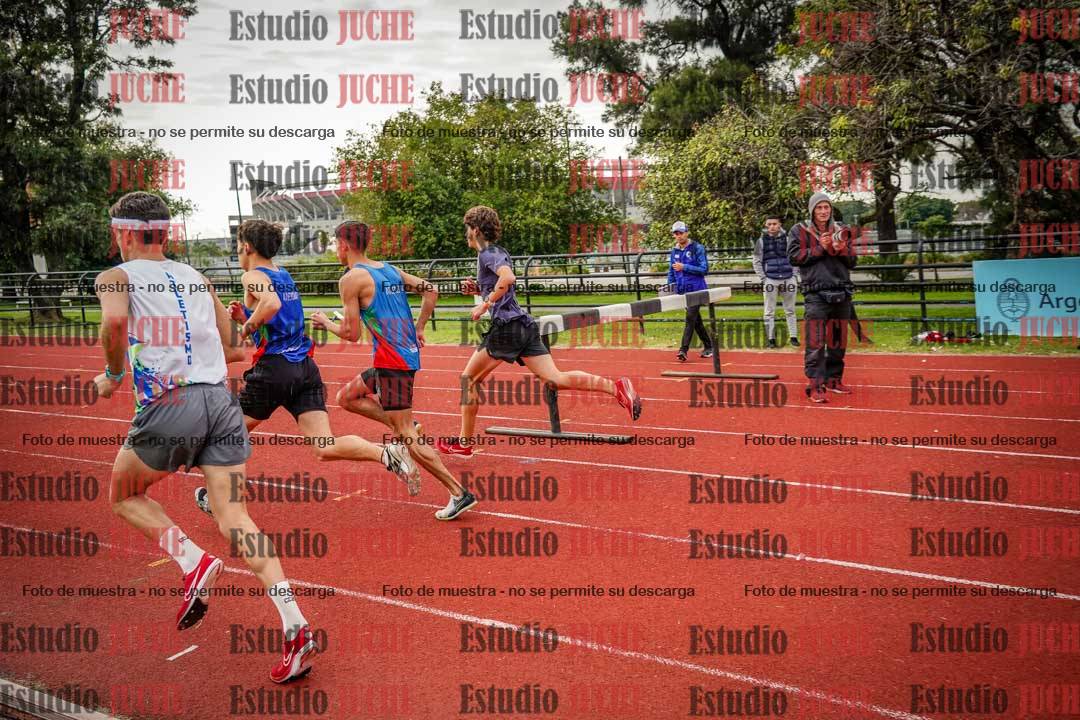 Fotos de los 3000 m con obstáculos de varones