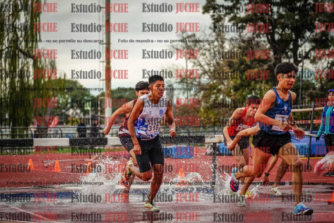 Fotos de los 2000 m con obstáculos de varones