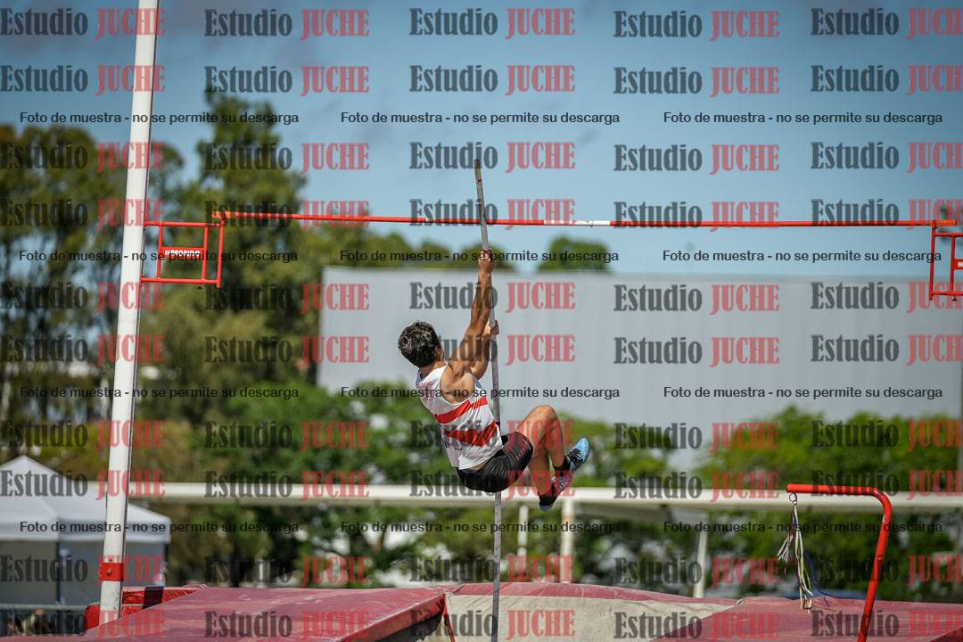Fotos del salto con garrocha de mujeres y varones - todas las alturas