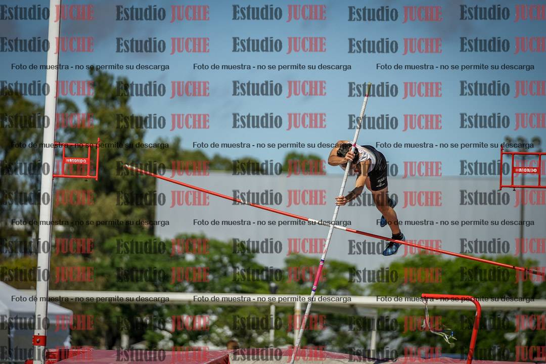 Fotos del salto con garrocha de mujeres y varones - todas las alturas