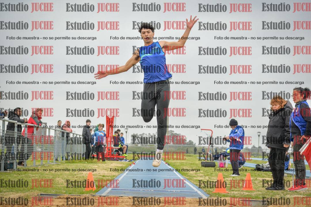 Fotos del salto en largo de varones - U18